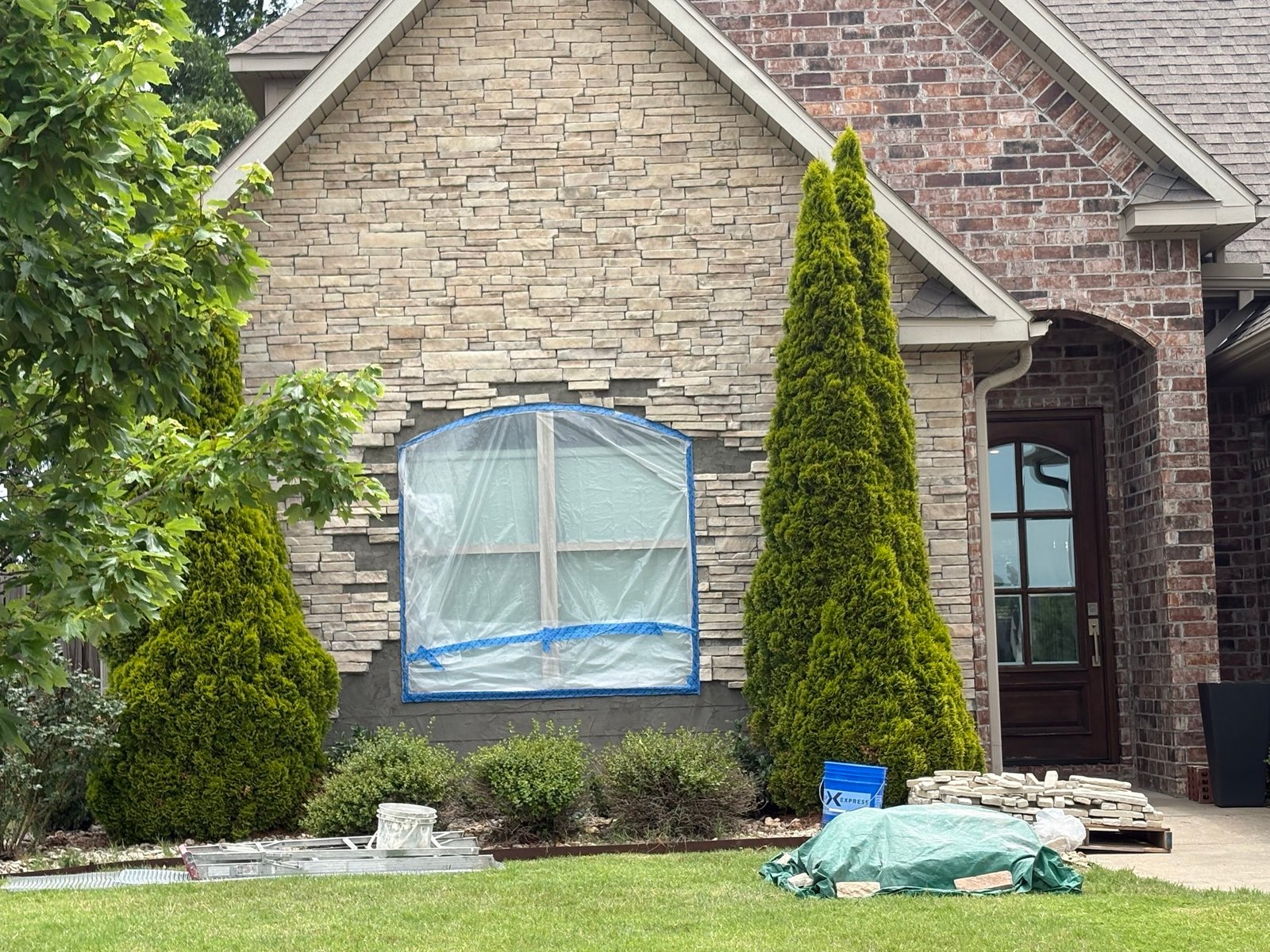Stone veneer installation around an arched window