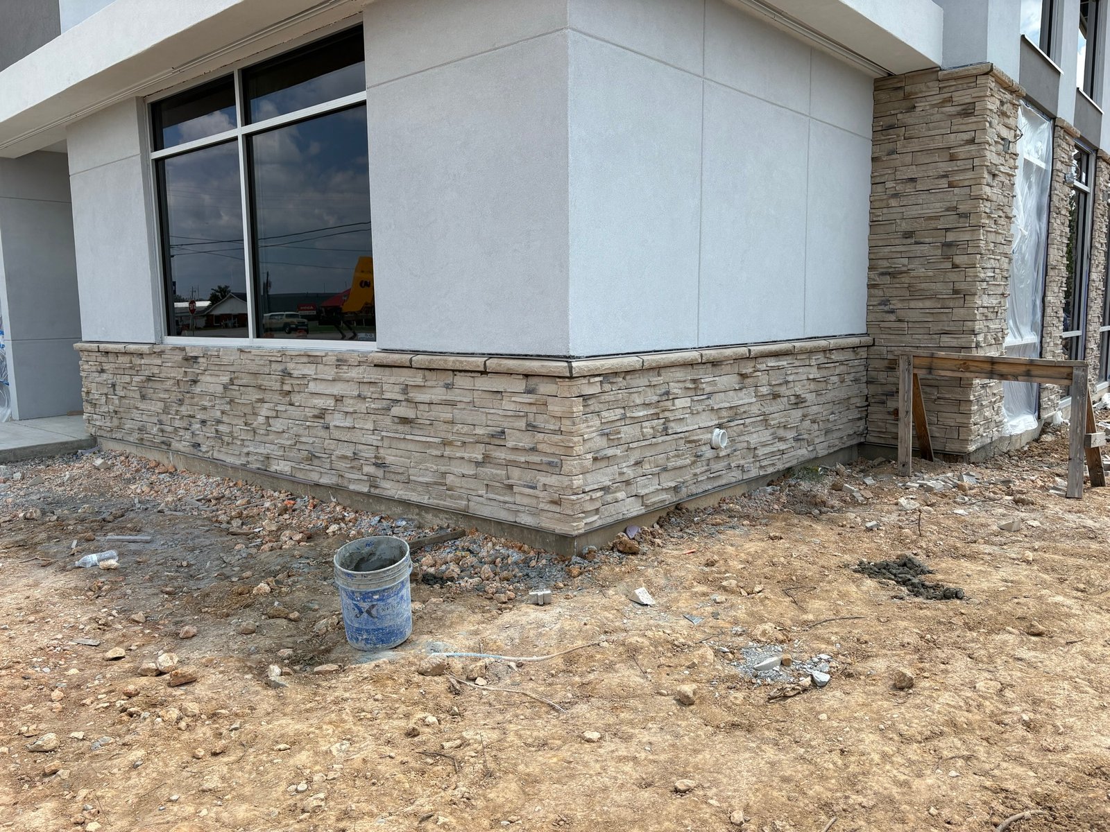 Stucco and stone veneer corner detail, finished